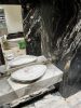 Облицовка стен и пола натуральным гранитом в ванной в ЖК Макаровский