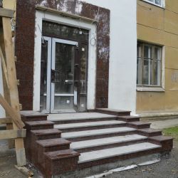 Изображение Входная группа из серого и красного гранита