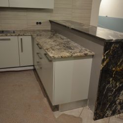 Изображение Барная стойка на кухне из гранита Блэк Таурус