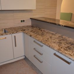 Изображение Столешница для кухни из гранита Крема Деликатус и Блек Таурус