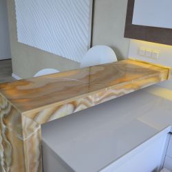 Изображение Барная стойка на кухне из оникса Миеле