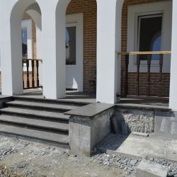 Изображение Ступени для улицы из коричневого гранита
