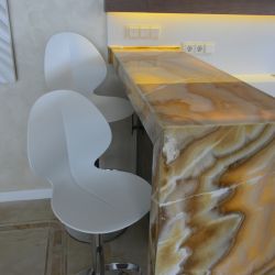 Изображение Барная стойка на кухне из оникса Миеле