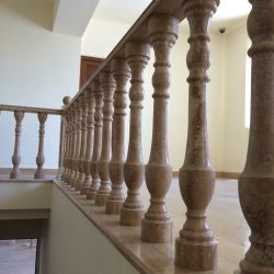 Изображение Лестница из травертина с балюстрадой