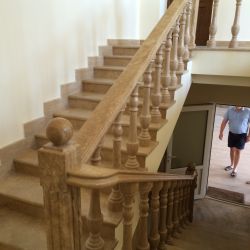 Изображение Лестница из травертина с балюстрадой