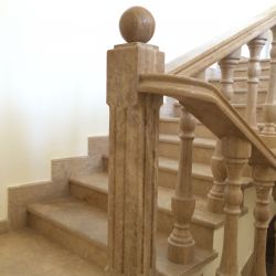 Изображение Лестница из травертина с балюстрадой