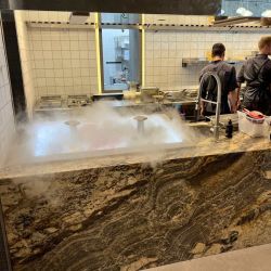 Изображение Столешницы и столы из гранита Маунт Голд для ресторана «Кусто»