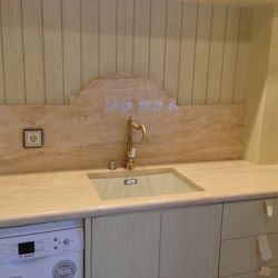 Столешница для ванной комнаты из травертина Классик Лайт