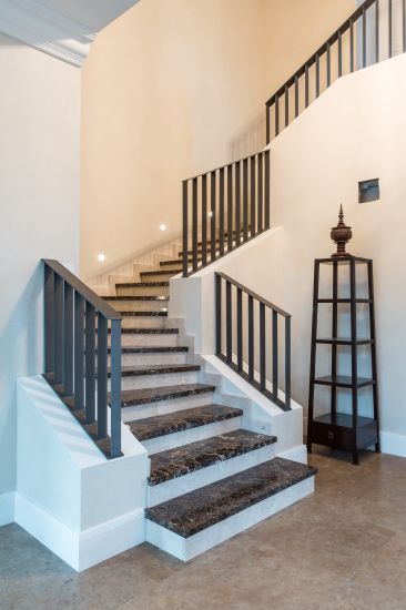 Лестница в частном доме из коричневого и белого мрамора