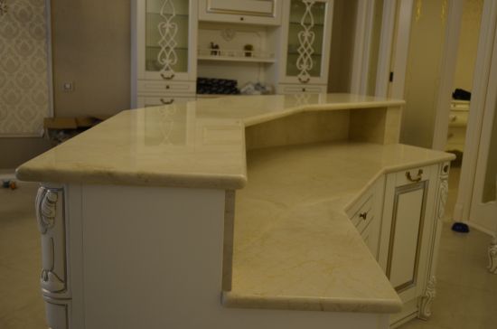 Барная стойка на кухне из мрамора Крема Марфил